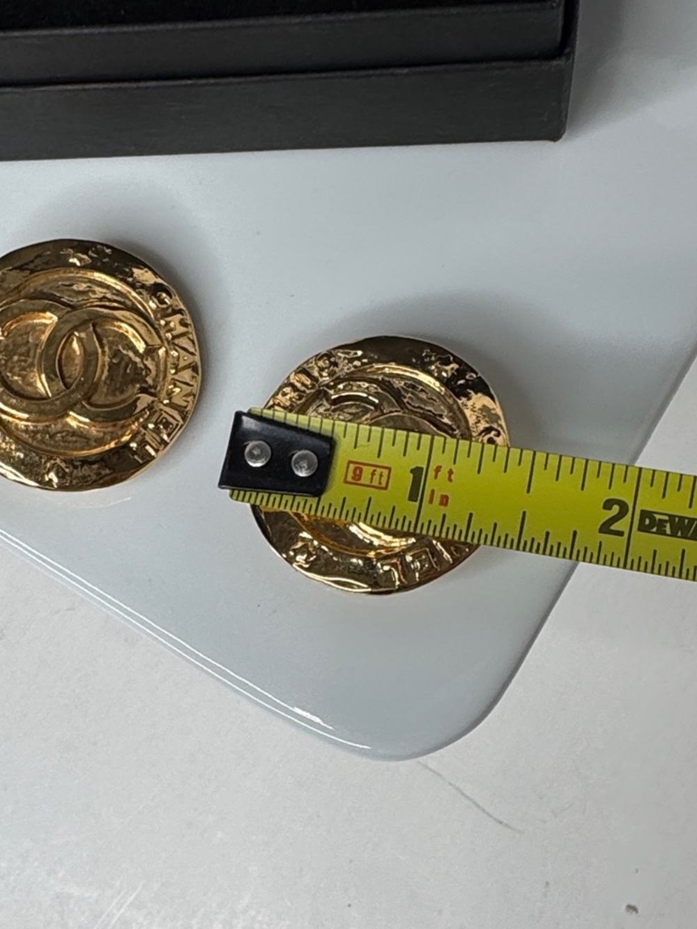 Chanel 1994 CC Logo Clip-On Earrings Gold Tone Round Vintage - Picture 10 of 12